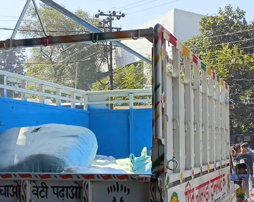हल्द्वानी: सेल्स टैक्स की टीम ने रोडवेज के पास से जब्त किया डेढ़ लाख का माल 