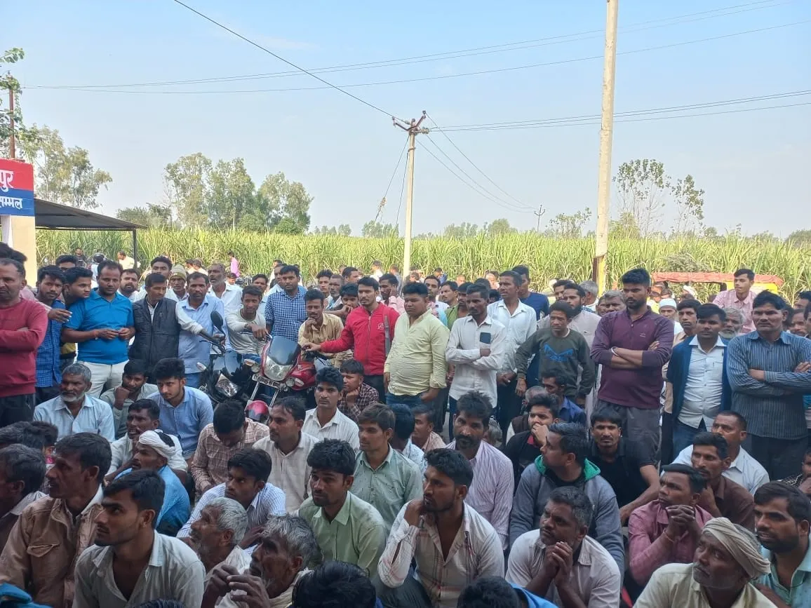 संभल: डीएपी खाद लेने के लिए भवालपुर में उमड़े किसान, सुबह से शाम चार बजे तक लगी रही कतार