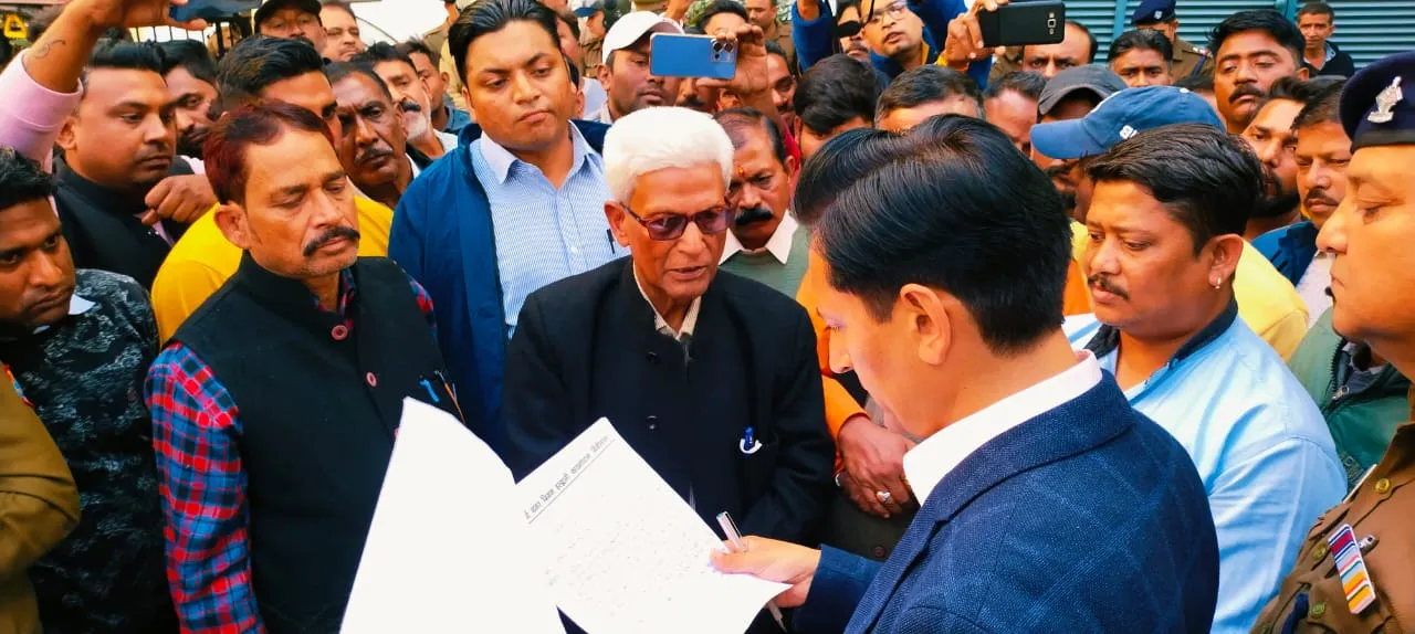 हल्द्वानी: सफाई कर्मियों ने किया कमिश्नर कैंप कार्यालय कूच, बोले नाफरमानी नहीं चलेगी