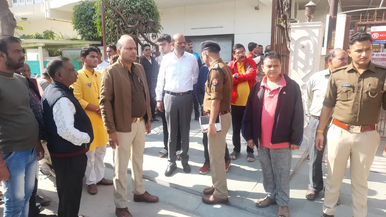 मेरठ: नेपाली नौकर ने अपने साथियों संग व्यापारी के घर डाली डकैती, आरोपियों की तलाश में जुटी पुलिस 