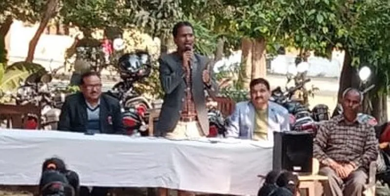 अयोध्या: माध्यमिक स्कूलों के बच्चों को दे रहे करियर बनाने का टिप्स