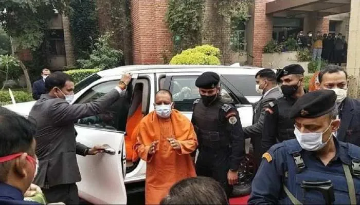 वाराणसी: सीएम योगी ने किया पीएम मोदी पर आधारित फोटो प्रदर्शनी का उद्घाटन  