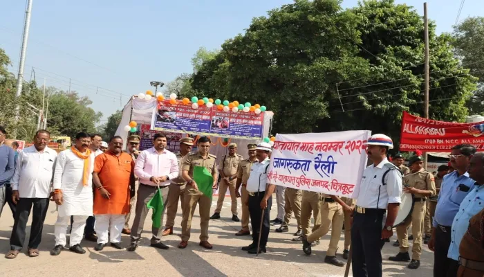 यातायात माहः छात्रों ने रैली निकालकर किया जागरूक