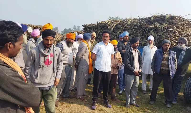 बहराइच: गन्ना तौल बदले जाने से नाराज किसानों का प्रदर्शन, एरा मिल से नानपारा में बदला गया है सेंटर