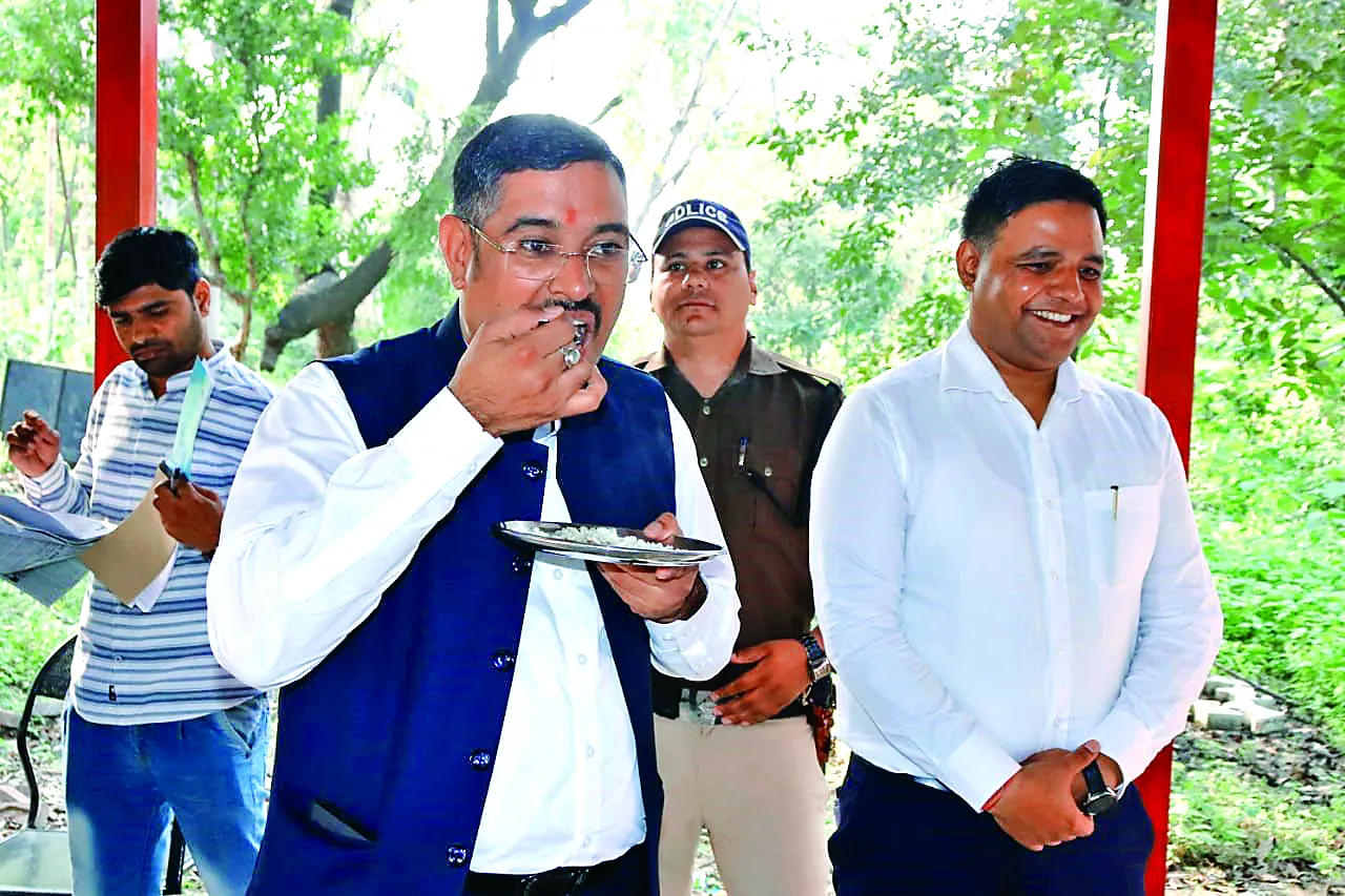 रुद्रपुर: डीएम ने अतिथि सेवा कैंटीन में भोजन ग्रहण कर गुणवत्ता की जांच