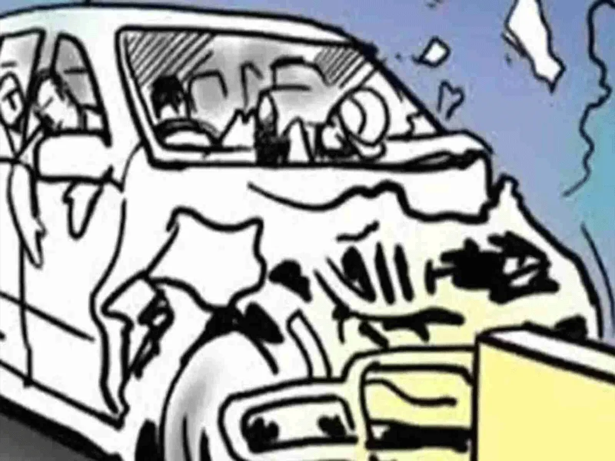 हल्द्वानी: बेस अस्पताल में सीढ़ी पर चढ़ी बेकाबू कार
