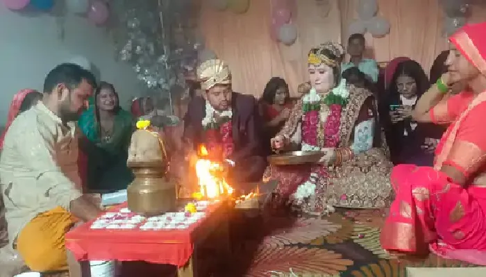 आगरा : ब्रिटिश लड़की ने गांव के लड़के से रचाई शादी, सोशल मीडिया से पनपा था प्यार