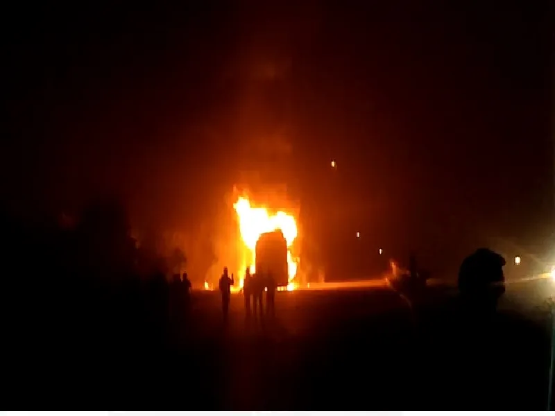 आजमगढ़ : मऊ से दिल्ली जा रही बस में लगी आग, दो बाइक सवारों की मौत 