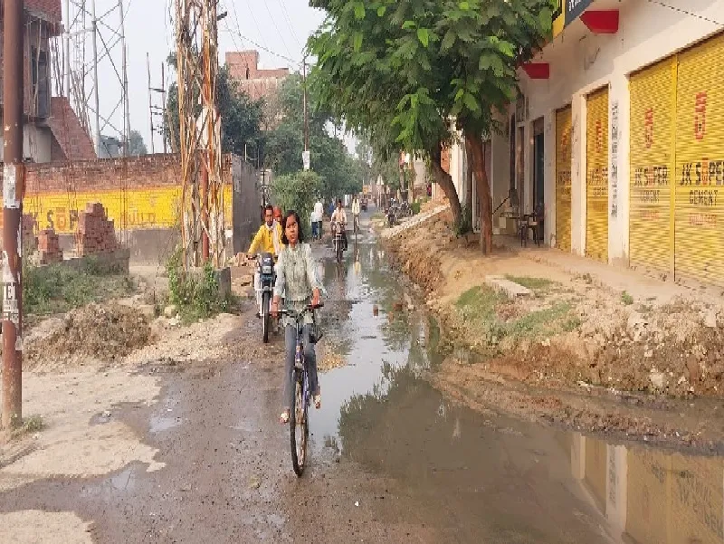 नगर पा‌लिका का हाल : एक साल बाद भी नाला निर्माण का काम अधूरा