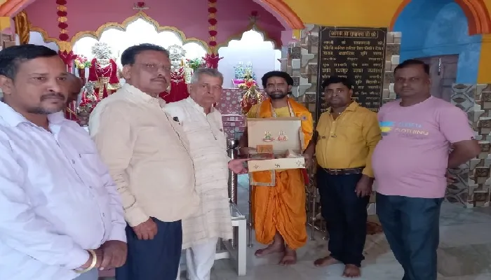 बहराइच : सीएम का उपहार लेकर मंदिर पहुंचे नायब तहसीलदार और लेखपाल