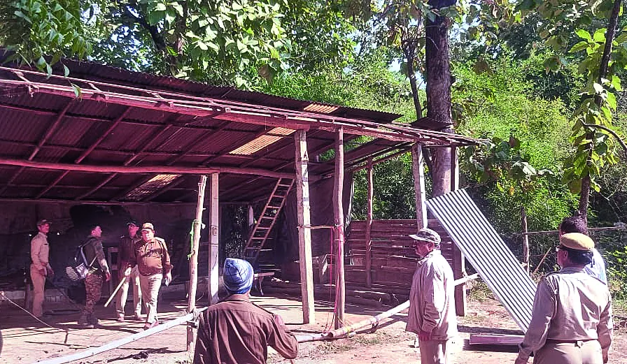 खटीमा: आरक्षित वन क्षेत्र से 50 से अधिक झालों को हटाया, हड़कंप