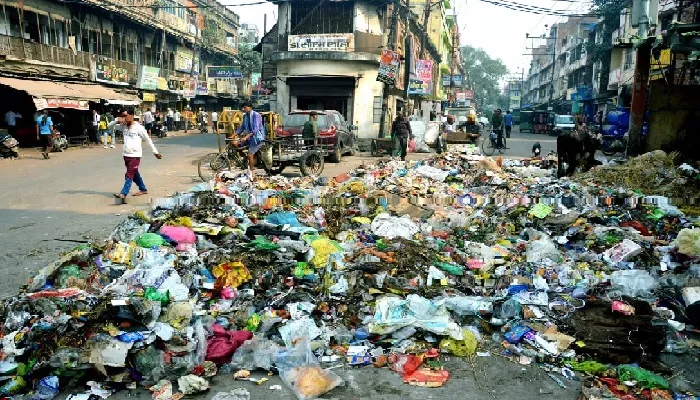 कानपुर: कूड़ा उठाने के दावे हवा हवाई, सड़क पर फैली गंदगी
