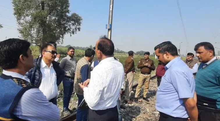 शाहजहांपुर: पॉवर ब्लाक में सवा दो घंटे फंसे डीआरएम, स्पेशल ट्रेन से रवाना