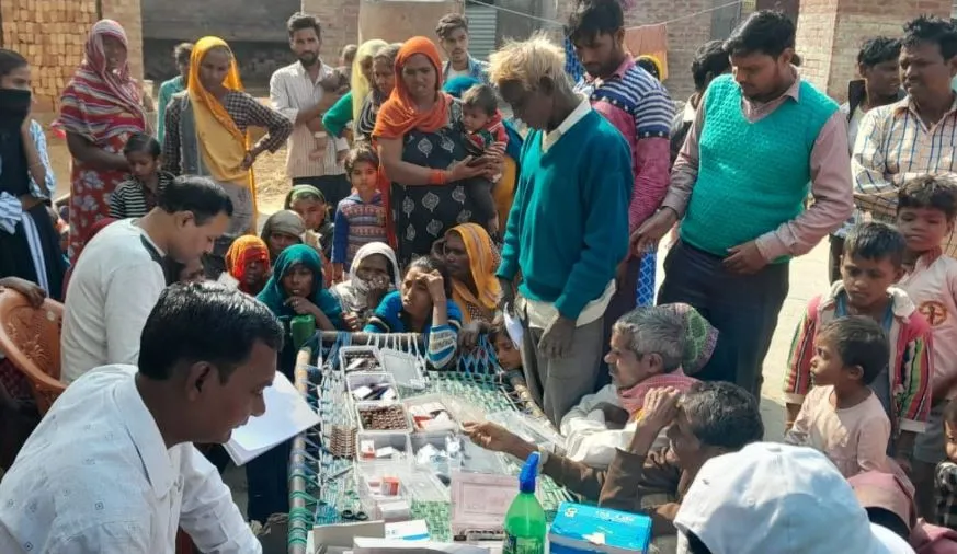 बदायूं: डॉक्टरों की टीम लेकर मझिया पहुंचे सदर विधायक और सीएमओ, कराया स्वास्थ्य परीक्षण