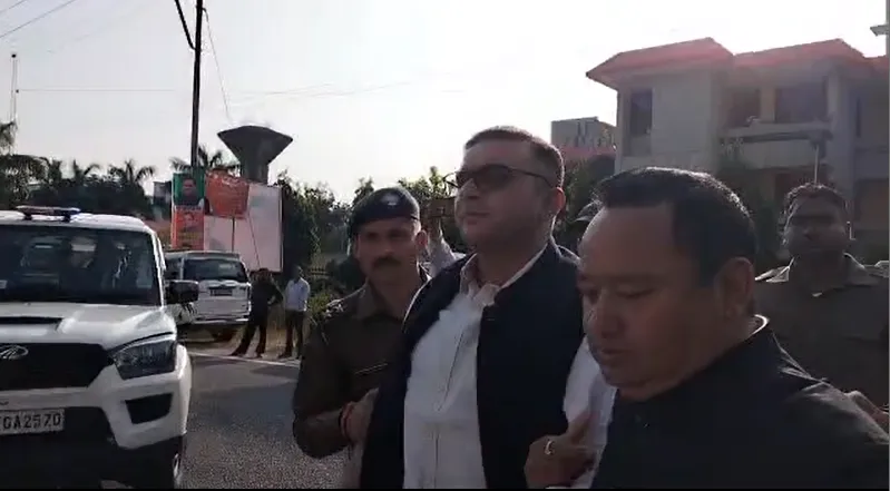 कांग्रेय विधायक सुमित ह्यदेयश को सीएम से मुलाकात को रोकती पुलिस टीम।