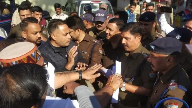 देहरादून: कैबिनेट मंत्री प्रेमचंद अग्रवाल के विरोध में काले झंडे लेकर पहुंचे कार्यकर्ता, गिरफ्तार