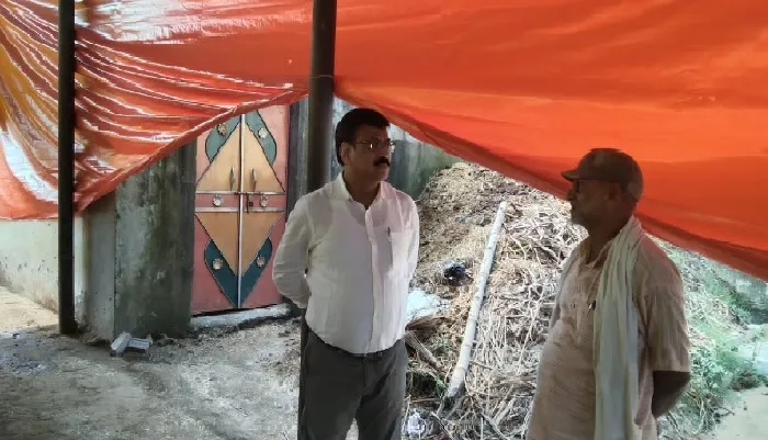 बहराइच : कांजी हाउस में मृत मवेशियों के मामले में जायजा करने पहुंचे अधिकारी