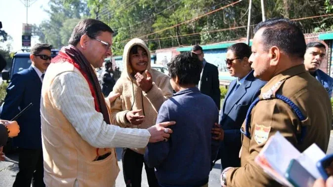 देहरादून: काफिला रोक चोटिल लड़कों को सीएम ने दी हेलमेट पहनने की सलाह