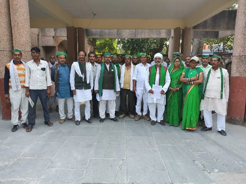  बांदा : किसानों की फसल नष्ट करने आवारा मवेशी, डीएम को सौंपा ज्ञापन
