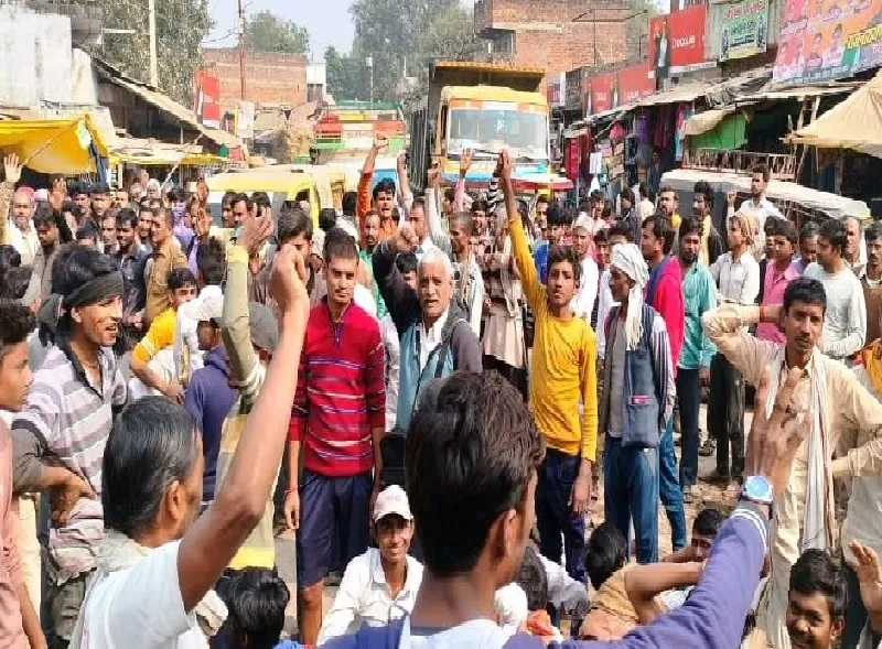 खाद संकट बरकरार: परेशान किसानों ने राजमार्ग पर लगाया जाम