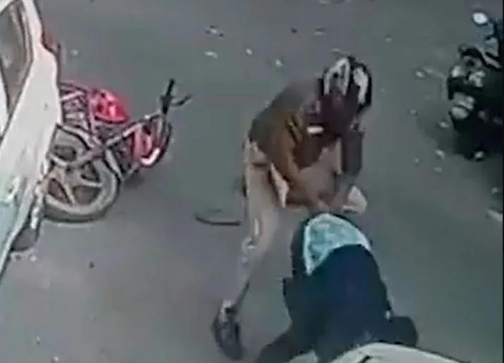 VIDEO: कांस्‍टेबल की बहादुरी को देख हर कोई कर रहा तारीफ, जानें क्यों?