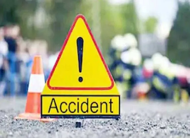 अमरोहा: कार को बचाने के प्रयाम में आपस में टकराईं TMU और IFTM की बसें, 11 छात्र-छात्राएं घायल