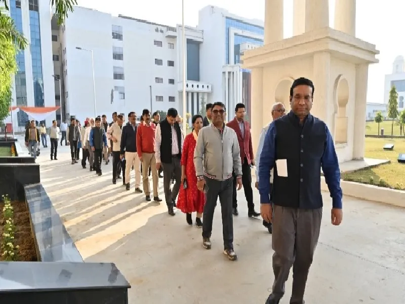 लखनऊ :एकेटीयू के 20वां दीक्षांत समारोह की पूर्व संध्या पर परखी गई तैयारियां  