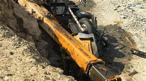 हल्द्वानी: चीफ जस्टिस के आने से पहले नैनीताल रोड पर पलटी क्रेन