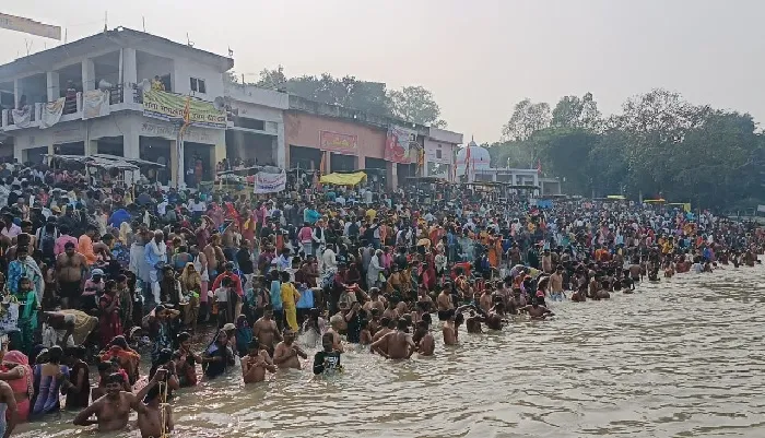 कार्तिक पूर्णिमा :   गंगा तटों पर उमड़ा आस्था का सैलाब