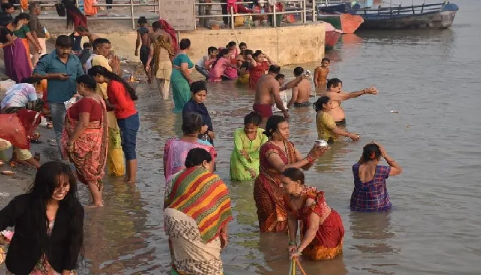 कानपुर : गंगा घाटों पर स्नान और पूजन करने के लिए श्रद्धालुओं की उमड़ी भीड़, दीपदान से रोशन दिखेगा नजारा