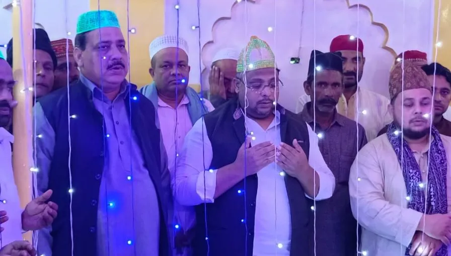 रामपुर: कुंवर बासित अली ने खुर्मे वाले मियां की मज़ार शरीफ पर की चादर पोशी, जीत की मांगी दुआ