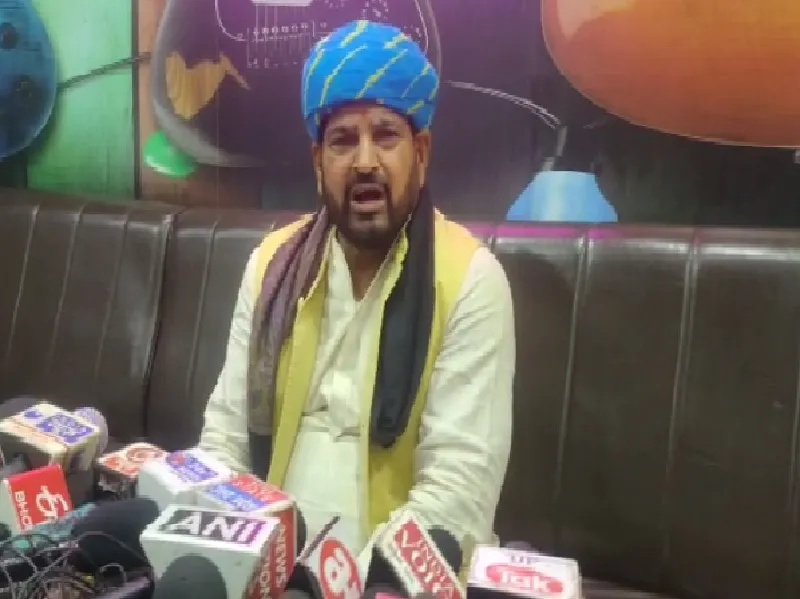 गोंडा : चीनी मिलों पर करोड़ों की बकाया, सरकार के विज्ञापन पर हंसते हैं किसान- बृजभूषण 