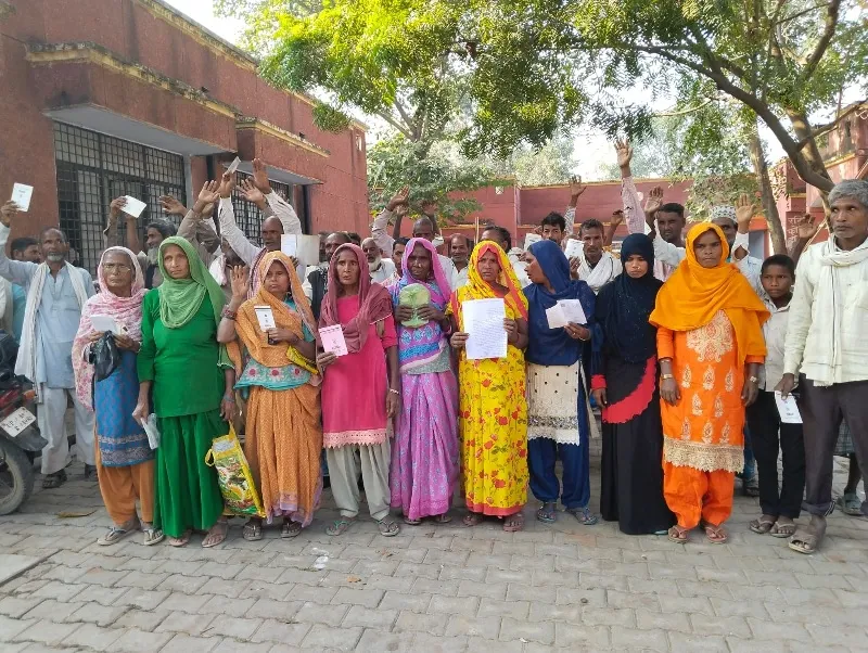 बहराइच : कोटेदार पर खाद्यान्न न देने का आरोप लगा ग्रामीणों का प्रदर्शन