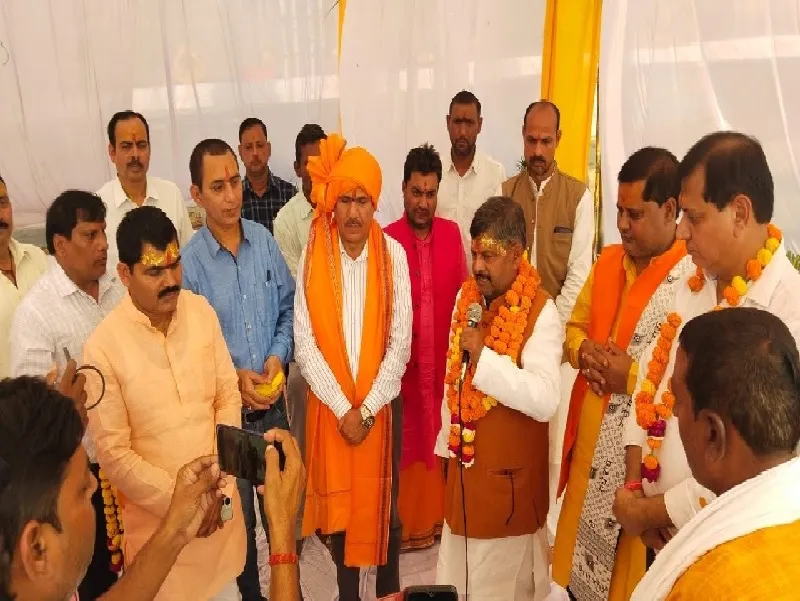 अयोध्या : वैदिक मंत्रोच्चार के साथ मिल ने शुरू की गन्ना पेराई