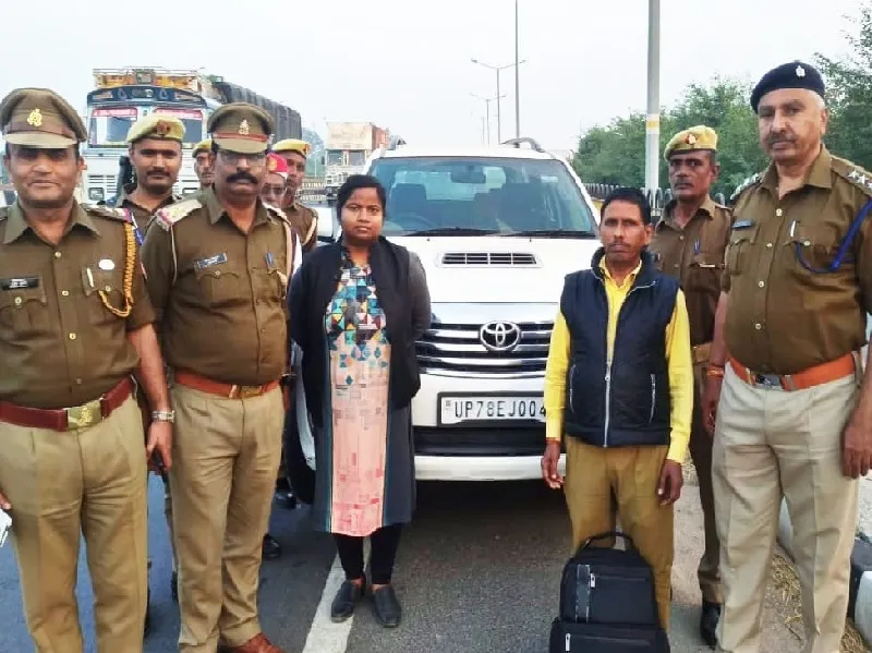 मैनपुरी : चेकिंग के दौरान जोनई बॉर्डर पर गाड़ी से 21 लाख रुपए बरामद 
