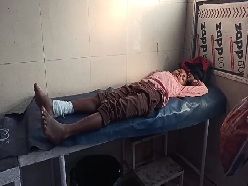 बहराइच : नाला साफ करते समय फावड़े पर  गिरा छात्र, घायल 