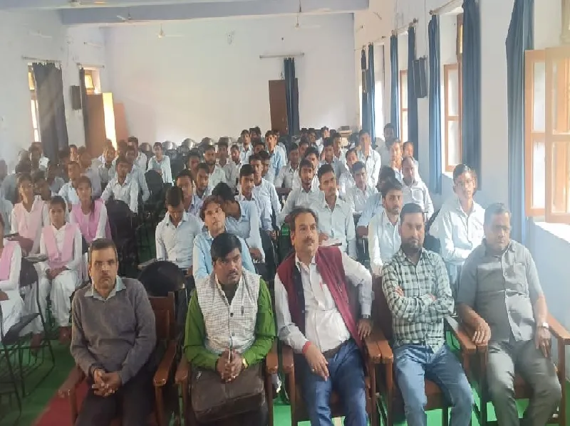 इटावा : जनता कालेज बकेवर में कार्यशाला में भाग लेते प्राध्यापक एवं युवा 