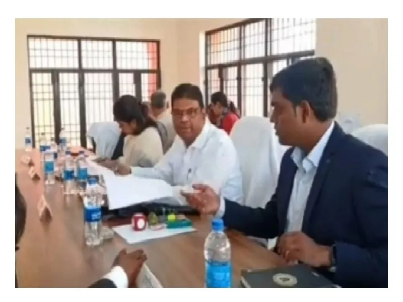 लखनऊ : सम्पूर्ण समाधान दिवस पर पहुंचे डीएम, दिया आश्वासन