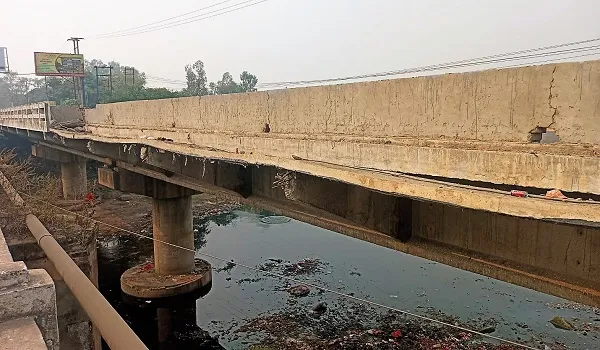 मुरादाबाद : दो सरकारों ने मिलकर बनाया पुल फिर भी 15 साल में हो गया जर्जर, लोक निर्माण विभाग अनजान