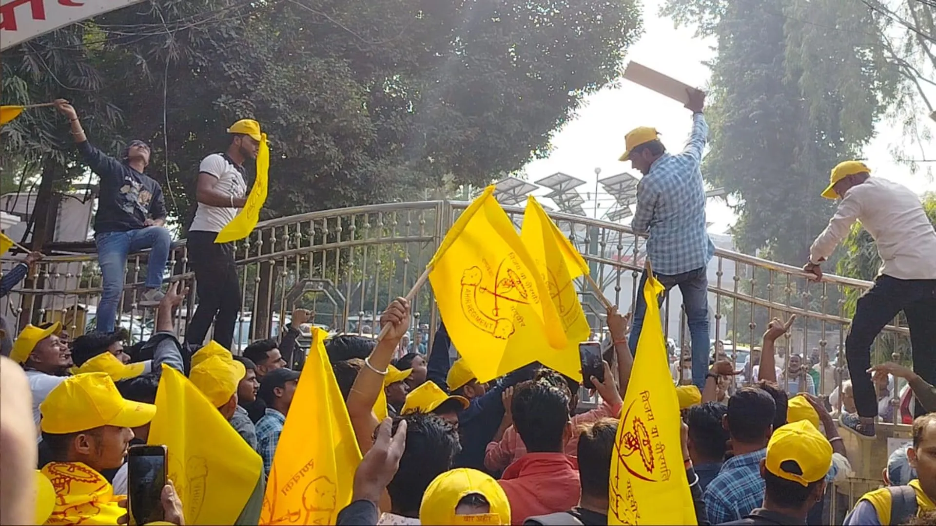 बरेली: DJ संग फुल हुड़दंगई, ट्रैफिक नियम तार-तार, ऐसे की अहीर रेजिमेंट बनाने की मांग, देखें Video