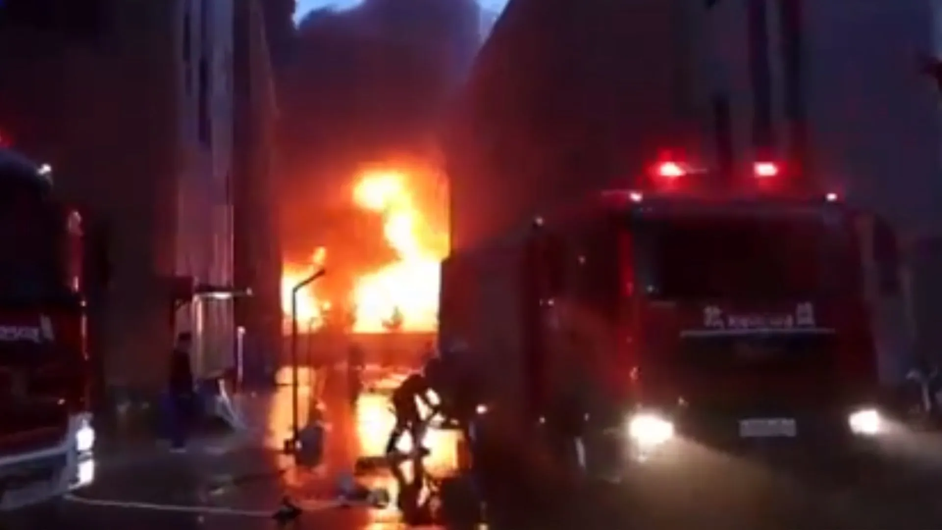 Video: चीन में हेनान प्रांत के कारखाने में लगी भीषण आग, 35 से ज्यादा लोगों की मौत 