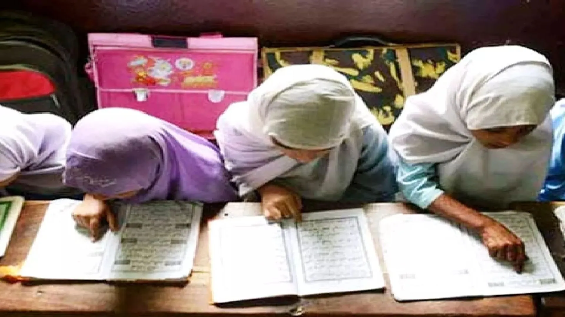 मदरसों में पढ़ने वाले कक्षा 1 से 8 तक के छात्रों नहीं मिलेगी स्कॉलरशिप, केंद्र सरकार ने लगाई रोक