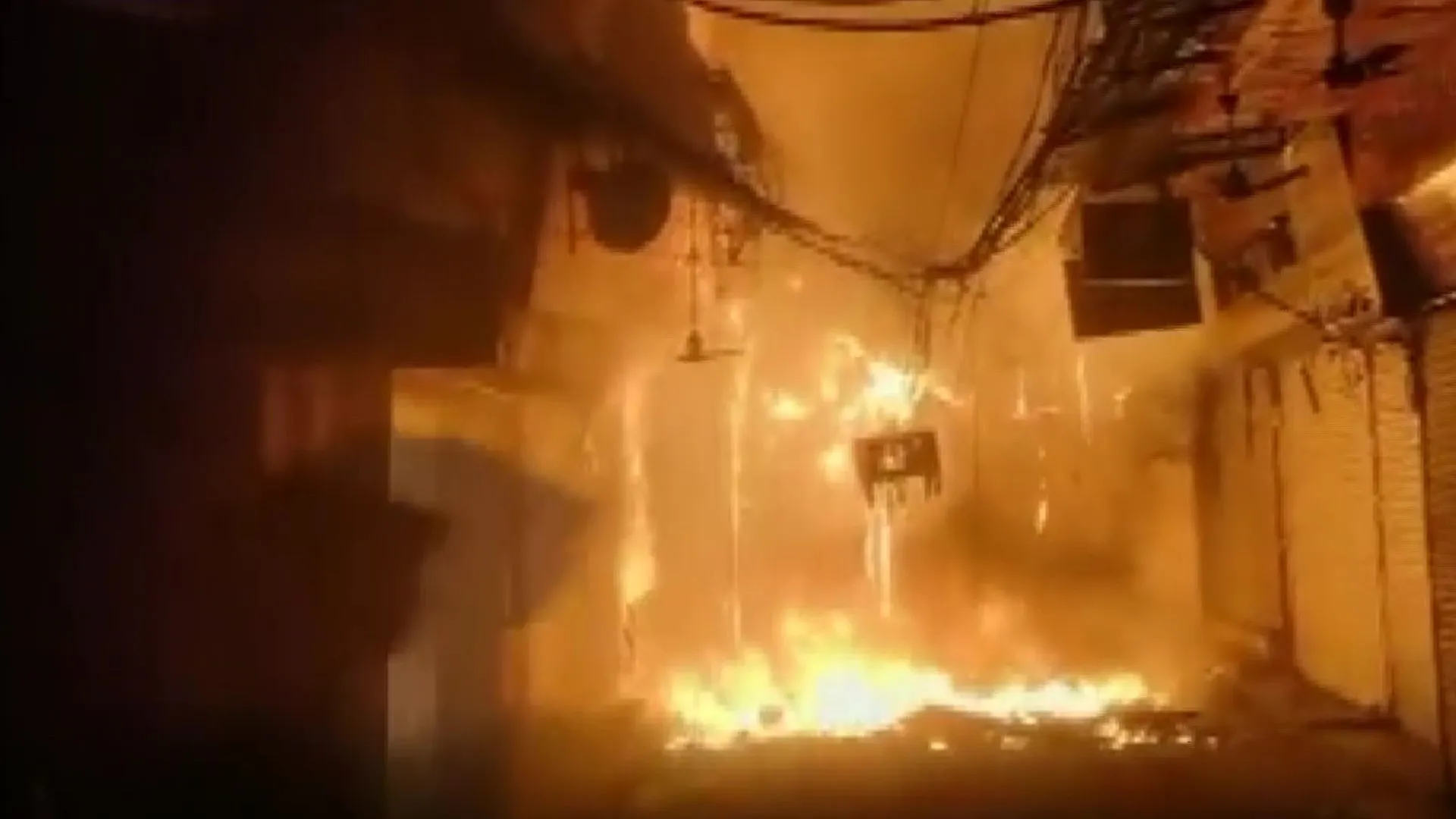 दिल्ली में भागीरथ पैलेस इलेक्ट्रॉनिक मार्केट में लगी भीषण आग, काबू पाने के प्रयास जारी 