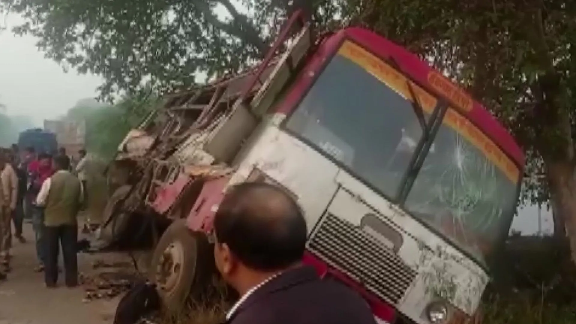 UP: बहराइच में रोडवेज बस और ट्रक की टक्कर, 6 लोगों की मौत, 15 घायल 