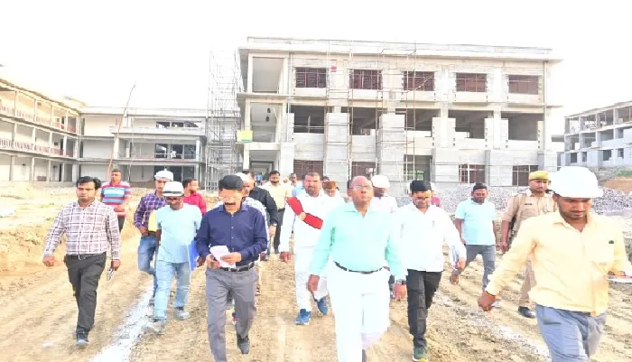बांदा : निर्माणाधीन परियोजनाओं के निरीक्षण में डीएम ने पाईं तकनीकी खामियां