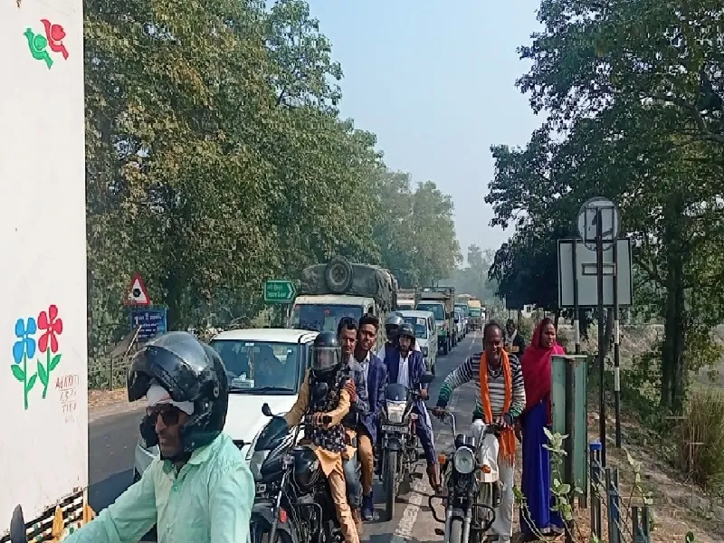 बहराइच : बीच पुल पर बस हुई खराब, हाइवे पर लगा जाम