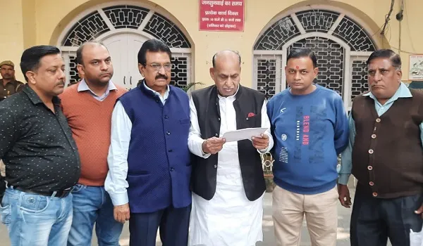 मुरादाबाद : व्यापारियों ने की सड़कों की खस्ताहाली दूर कराने व पार्किंग व्यवस्था की मांग, मुख्यमंत्री को भेजा ज्ञापन