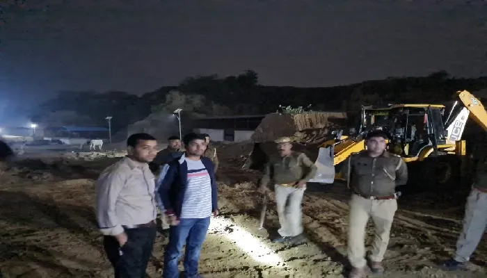 इटावा : अवैध खनन की शिकायत पर जेसीबी और चार ट्रैक्टर ट्रॉली सीज