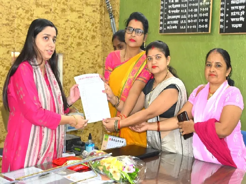 बांदा : एमडीएम की जिम्मेदारी से मुक्त होने को महिला शिक्षकों ने डीएम को सौंपा ज्ञापन 