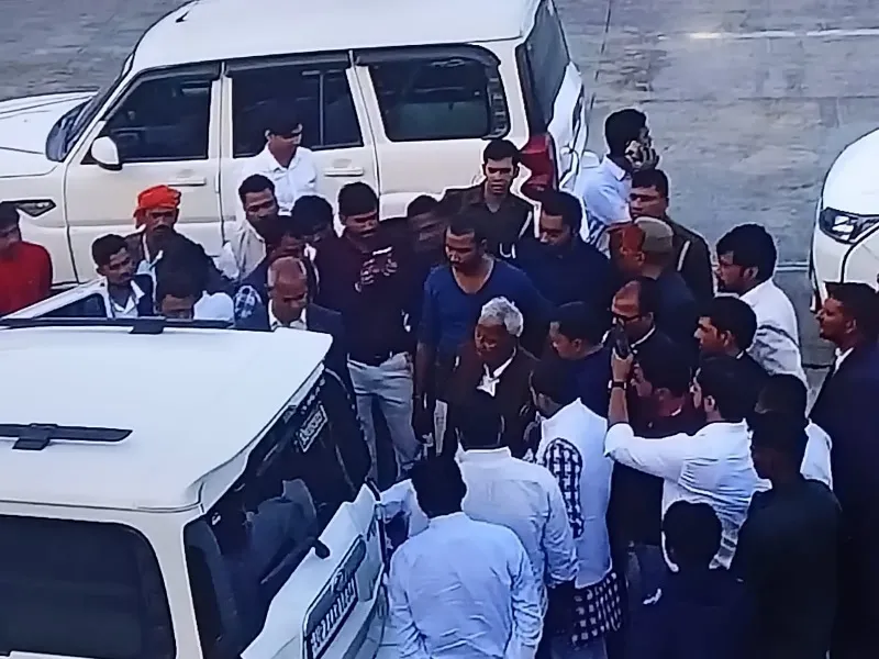 बाराबंकी : खुद को भाजपा विधायक बताकर दबंगों ने टोल प्लाजा पर की मारपीट